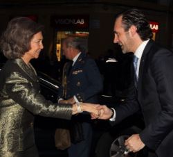 Su Majestad la Reina Doña Sofía a su llegada al Teatro Principal de Palma, es recibida por el presidente de las Illes Balears, José Ramón Bauzá